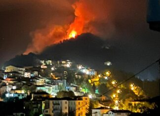 In fiamme boschi sopra Coreglia, elicotteri della flotta regionale