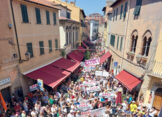 Consiglio Comunale su rigassificatore: Piombino protesta in piazza