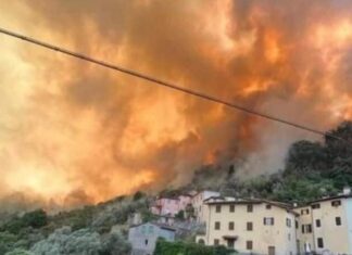 Massarosa, le fiamme non si fermano. Giani annuncia lo stato di emergenza