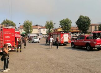 Massarosa, emergenza incendio. Campo base per la notte della popolazione