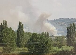 Incendio a Lastra a Signa, sospeso traffico aereo a Peretola