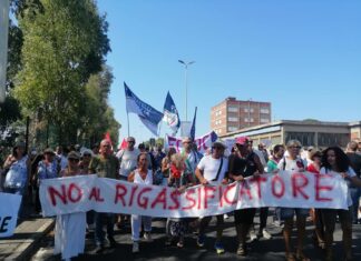 Piombino in rivolta contro il rigassificatore: un migliaio in piazza