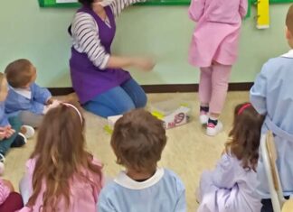 Buggiano, all’asilo col grembiulino giallo: “La parità è nei diritti” Bambini asilo