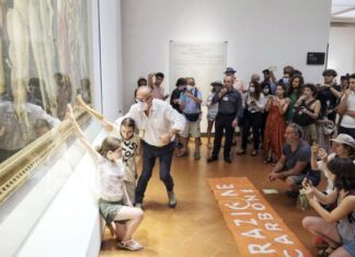 Ambientalisti si incollano alla Primavera di Botticelli agli Uffizi