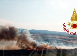Vasto incendio a Campiglia Marittima. Chiusa Aurelia. Stop treni