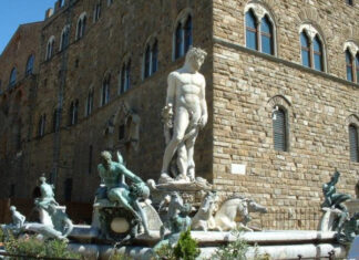 Firenze, tuffo in costume da bagno nella fontana del Nettuno