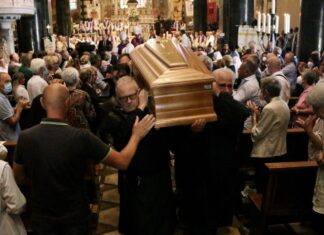 Prato, folla in Duomo per l’ultimo saluto al vescovo Gastone Simoni