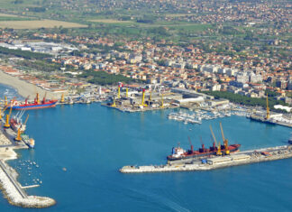 Massa Carrara, annega a pochi metri dalla riva