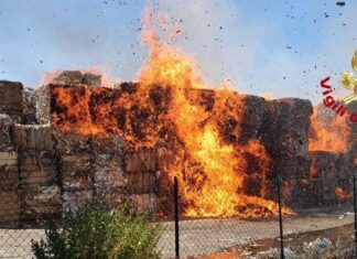 Porcari, incendio in cartiera: operazioni complesse