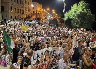 Piombino, un’ondata di no per respingere il rigassificatore