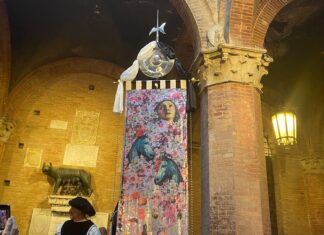 Siena, drappellone con paillettes per il Palio dell’Assunta