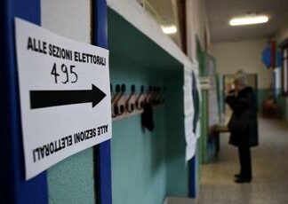 Sondaggio politico, i primi partiti calano: il voto ‘oggi’