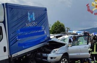 Scontro tra fuoristrada e furgone su Firenze Mare. Morto un cavallo