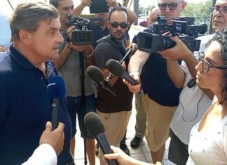 Calenda contestato a Piombino: “Lei è quello che vuole portare l’esercito? Cosa è venuto a fare?”