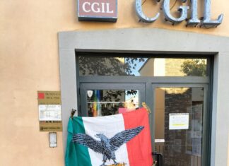 Camucia, bandiera con aquila e fascio appesa a sede Cgil