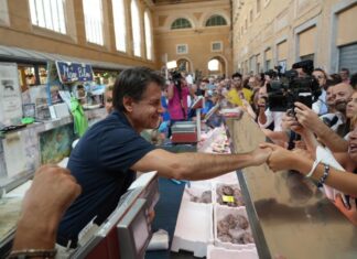 Politiche 2022, l’intervista. Tifo da stadio per Conte acclamato a Livorno