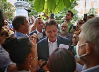 Conte in Toscana. Il leader M5S a Livorno, Viareggio e Firenze
