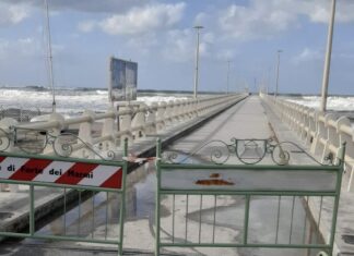 Forte dei Marmi chiude il pontile pedonale: onde troppo alte