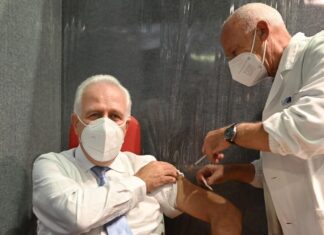 Covid, quarta dose in Toscana. Giani: “Vaccinatevi. I contagi stanno risalendo”