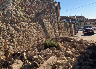 Crollano le mura a Monte San Savino. Tragedia sfiorata
