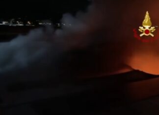 Prato, incendio distrugge tre aziende tessili. Danneggiate altre dodici