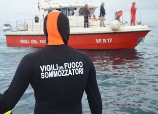 Marina di Massa, due ragazzi si tuffano in mare. Uno è disperso