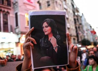 Livorno, flash mob per Masha Amini e le donne iraniane