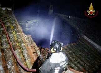 Pitigliano, incendio in una casa. Crolla il tetto. Feriti tre vigili del fuoco