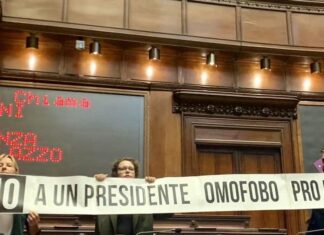 Fontana, striscione Pd: ‘No a un presidente omofobo pro Putin’