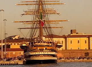 Livorno, ore di fila per salire a visitare la Vespucci