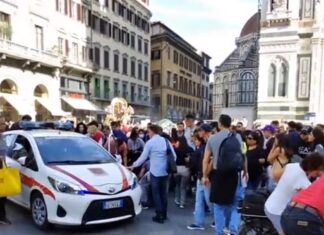 Firenze, auto vigili sulla processione religiosa. Nove feriti