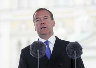 Russia, Medvedev: “Truppe Francia in Ucraina? Manderemo indietro tante bare”