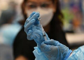 Vaccinazioni Covid, Italia ‘maglia nera’: nel 2023 solo 13% vaccinati