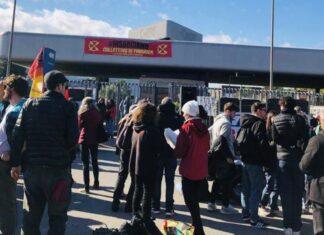 Campi Bisenzio, presidio ex Gkn contro sgombero. Camion non arrivati