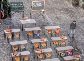 Pontedera, il sindaco porta la scuola in strada dopo il pugno del prof