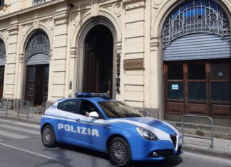 Lucca, poliziotto denunciato per atti sessuali con minori Potenziamento orari per pratiche passaporti in Questura