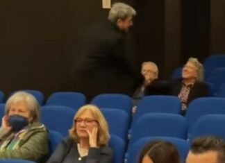 Il film di Paolo Ruffini in sala vuota. Lui va a stringere la mano ai pochi presenti