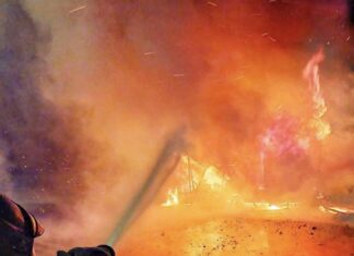 Muore tra le fiamme in casa mentre urla chiedendo aiuto