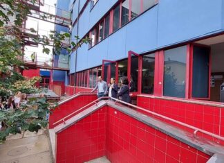 Montemurlo, challenge di schiaffi e pugni tra studenti. Il sindaco mette i vigili a scuola