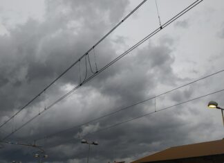 Temporali, vento e mareggiate. È allerta gialla in Toscana