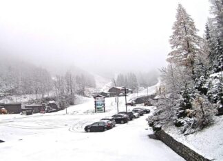 Maltempo in Toscana, prima neve in Val di Luce. Stop traghetti