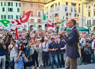 Letta in piazza a Natale contro manovra Meloni. Calenda: “Con quali proposte?”