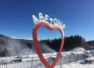 Abetone, troppo caldo per la neve. Rinviata apertura di stagione La neve si trasforma in pioggia. Per il ponte dell'Immacolata si accende il Natale
