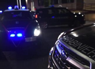 Radda in Chianti, spara con fucile contro auto e case I carabinieri hanno neutralizzato a Radda in Chianti un uomo con fucile semiautomatico. Stava sparando a case e auto