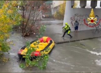 Prato, vigili del fuoco salvano senzatetto da fiume in piena I vigili del fuoco di Prato hanno salvato una donna rimasta intrappolata sotto il ponte dove aveva trovato riparo la notte