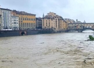 Maltempo, frana a Pietrasanta. Persone isolate Maltempo in Toscana. Fiumi sotto controllo. Nella foto la portata dell'Arno agli Uffizi a Firenze