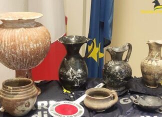 Poppi, sequestrati preziosi reperti etruschi in un negozio I reperti etruschi sequestrati dalla Guardia di Finanza di Poppi, provincia di Arezzo
