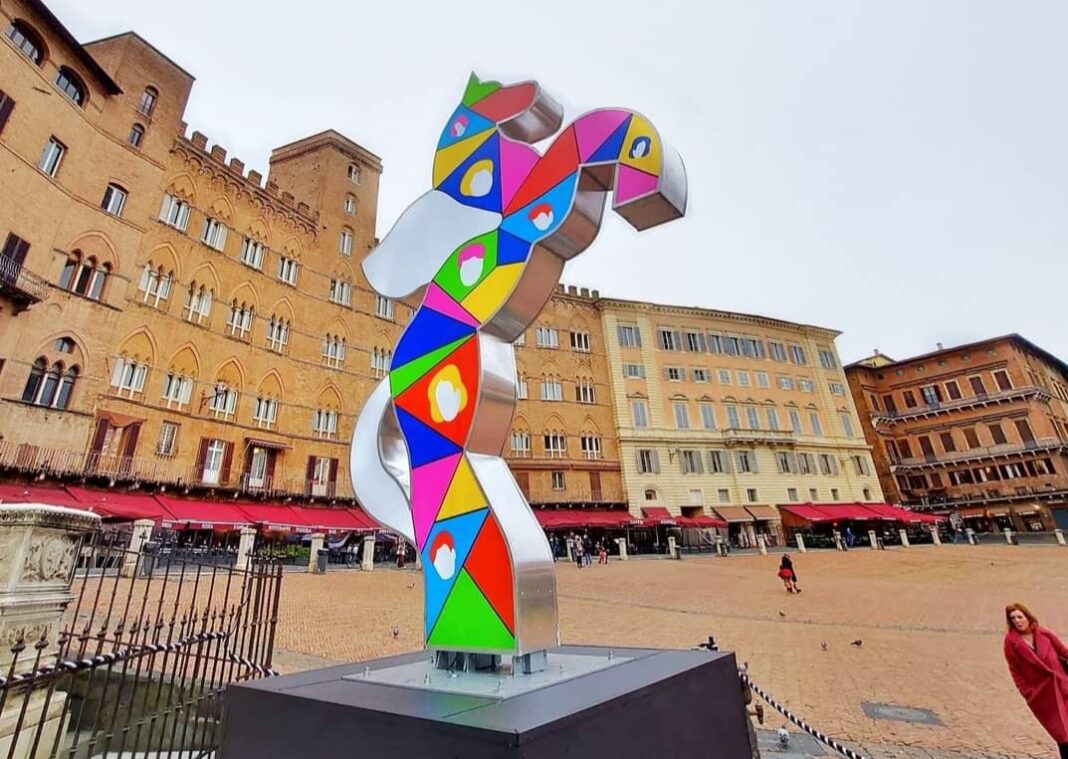 Le splendide installazioni di Marco Lodola protagoniste a Siena con 'Dame Cavalieri e Nobili Destrieri'