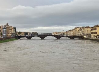 Violento nubifragio a Pistoia. Fiumi in piena. Sale l’Arno a Firenze Maltempo in Toscana, superato il primo livello di criticità dell'Arno a Firenze Uffizi