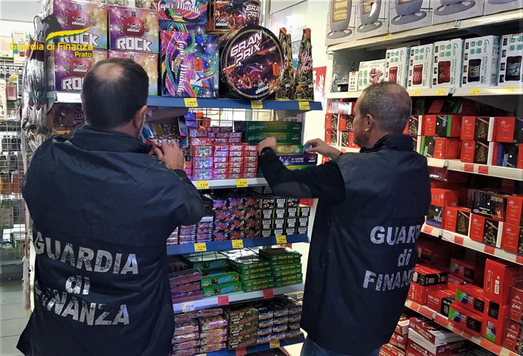 La Guardia di Finanza di Prato ha sequestrato 240mila fuochi pirotecnici